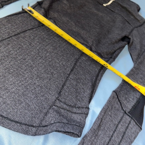 -Lululemon Base Runner 1/4 Zip, Heathered Gray - Picture 3 of 6